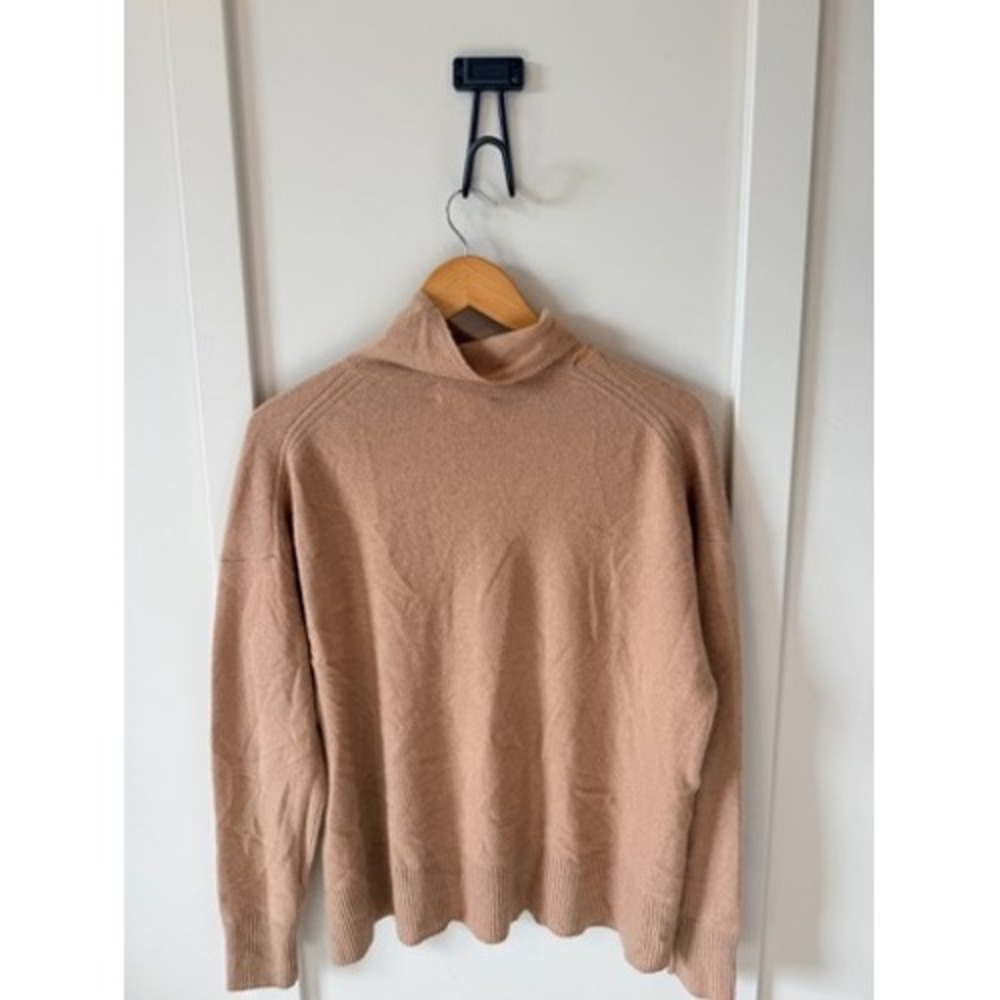 Nordstrom Womens 100% Cashmere Turtleneck Sweater Tan Camel Size M Hole Repair - Picture 5 of 5
